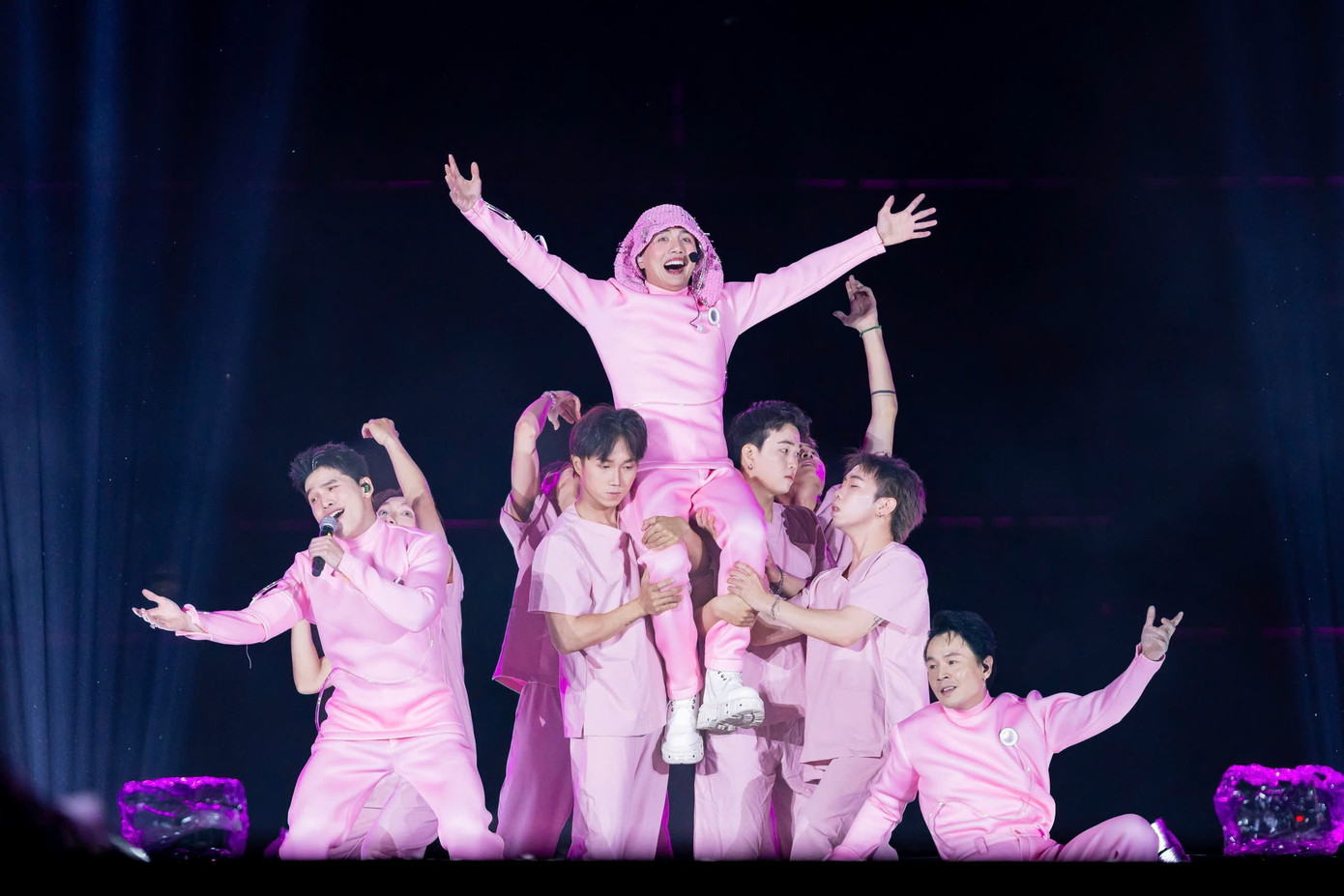 Concert day 4 của show Anh trai tái hiện loạt ca khúc được 33 nghệ sĩ biểu diễn trong chương trình theo kiểu bình cũ rượu mới. Suốt 5 tiếng, khán giả đi qua 6 chặng gồm Lửa, Cổ tích, Lắng đọng, Văn hóa, Hồi ức và chặng Hit. Mỗi chặng có từ 4-5 tiết mục biểu diễn. Chia sẻ với Tiền Phong, phía ê-kíp nói mỗi concert được thiết kế khác nhau, luôn đổi mới.