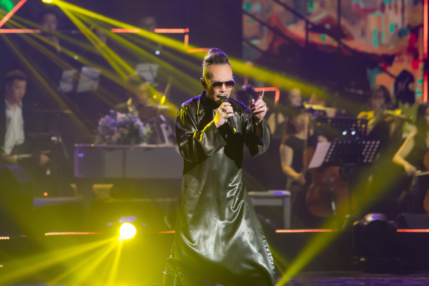 Nhờ vào sự hỗ trợ của nghệ sĩ gạo cội như Hữu Châu, cộng với giọng hát của Jimmi Nguyễn, khán giả đồng cảm với điều nam ca sĩ truyền tải. Anh xúc động trên sân khấu vì nghĩ về hành trình 30 năm ca hát.