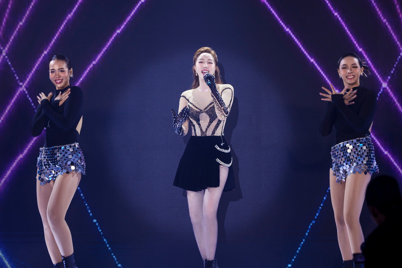 Trong chương trình do ban tổ chức là Lý Thùy Chang - Chi Bảo đứng sau, Bảo Thy thu hút chú ý khi diện mốt xuyên thấu trên sân khấu. Hiện tại, nữ ca sĩ ít đi hát, thỉnh thoảng biểu diễn theo lời mời của bạn bè thân thiết.