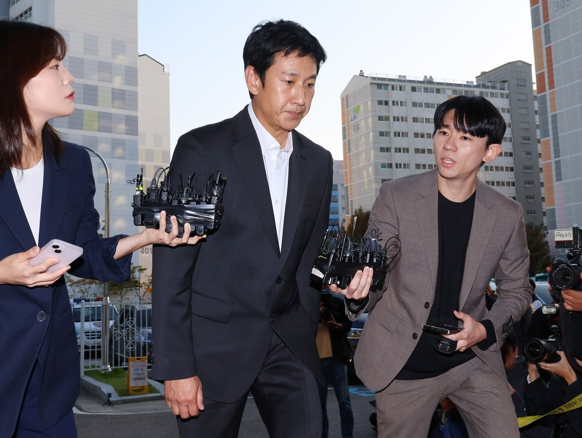 Lee Sun Kyun trải qua ba buổi thẩm vấn trước khi được phát hiện qua đời trong ôtô.
