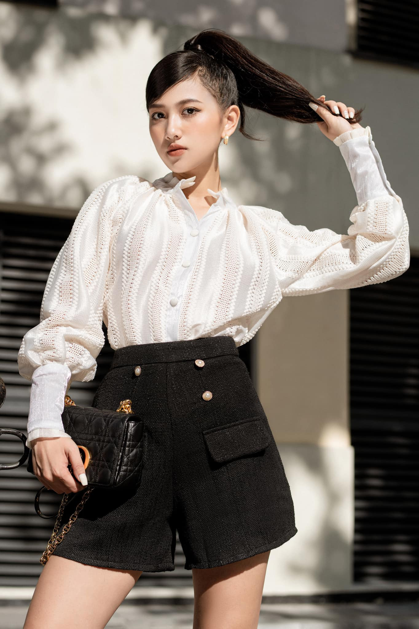 Là người mẫu ảnh, cô thường xuyên thay đổi phong cách. Với gần 800.000 người theo dõi trên mạng xã hội, Bùi Thu Hương được xem là có độ hút không kém nhiều MC. Sau khi công khai tin yêu tiền vệ Minh Vương, nữ người mẫu được người hâm mộ chú ý hơn, nhất là fan của cầu thủ đang thi đấu ở tuyển Việt Nam.