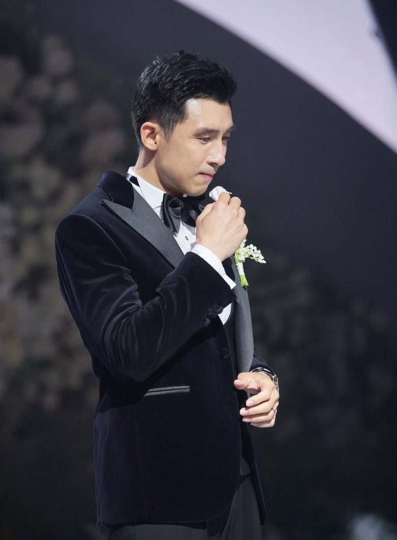 Trong tiệc cưới ngày 29/6, Minh Đạt khóc, nhớ lại ngày định mệnh gặp Midu. Trong tiệc cưới ngày 29/6, Minh Đạt khóc, nhớ lại ngày định mệnh gặp Midu.