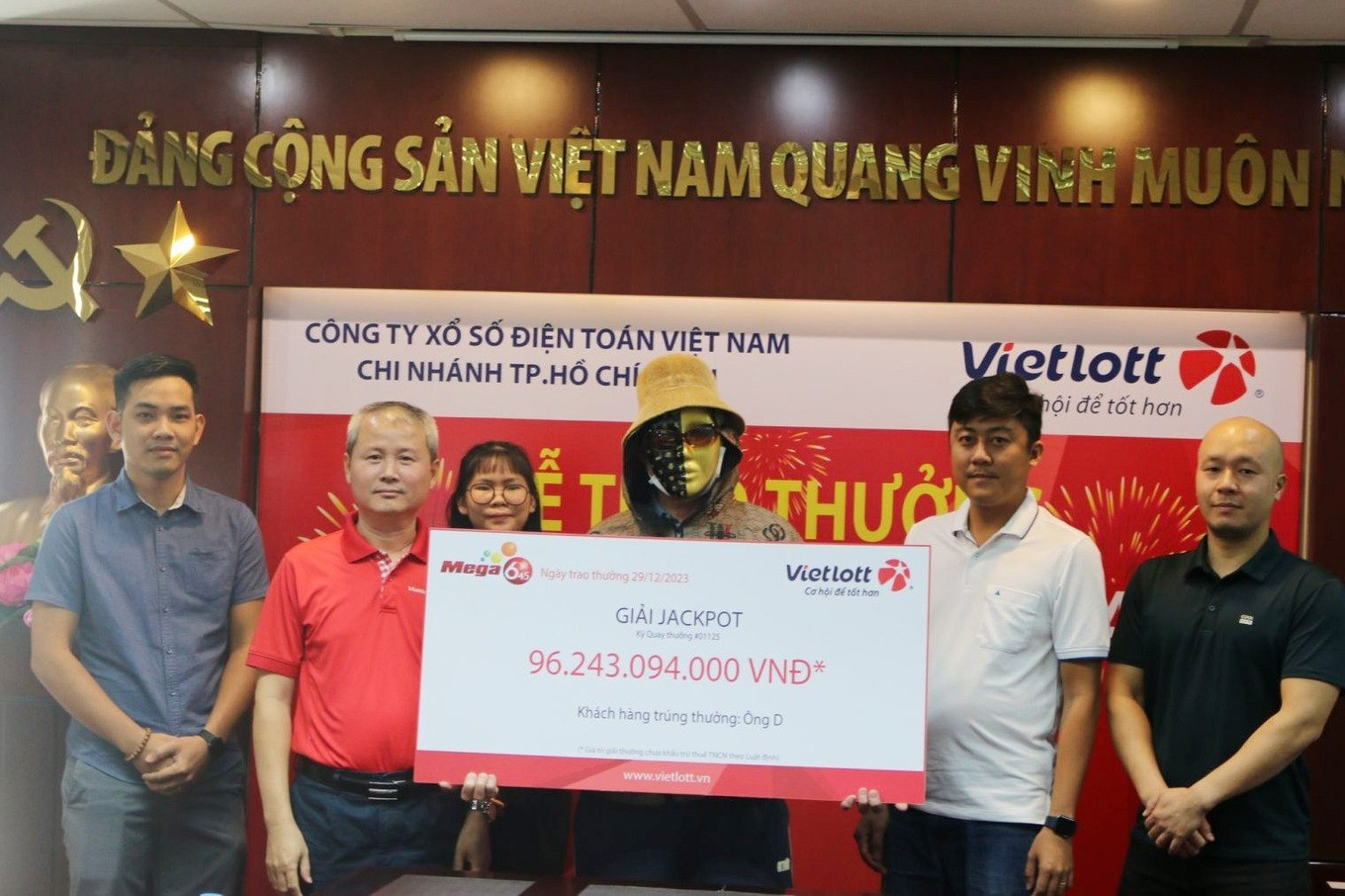 Ông D. đeo mặt nạ lĩnh giải thưởng Mega 6/45 trị giá hơn 96 tỷ đồng (Ảnh: Vietlott cung cấp).