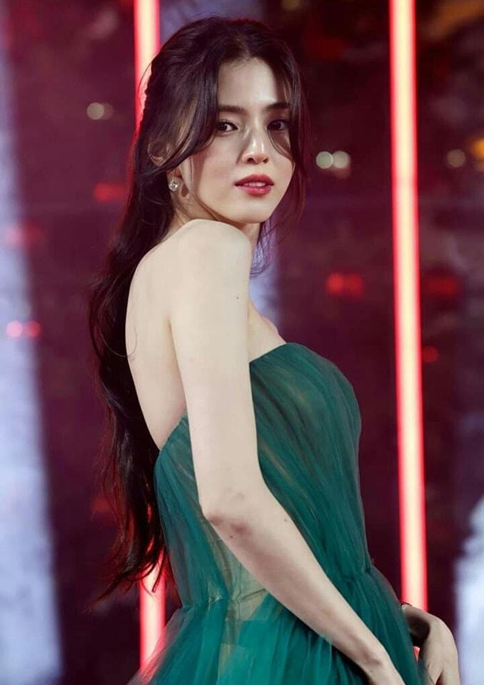 Suốt nửa tháng ồn ào, phía Ryu Jun Yeol chỉ hai lần lên tiếng: xác nhận hẹn hò và tuyên bố nam diễn viên đã chia tay. Về phía Han So Hee, cô liên tục khiến khán giả lắc đầu khi nhiều lần lôi bạn gái cũ của Jun Yeol vào cuộc, hết chỉ trích bạn trai "câm như hến", sau đó lại xin lỗi vì hành động bồng bột khiến người trong cuộc tổn thương. Theo Koreaboo, chuyện tình giữa tiểu Song Hye Kyo và Ryu Jun Yeol là cuộc tình ồn ào, khiến khán giả đau đầu nhất trong lịch sử hẹn hò của diễn viên Hàn. Suốt nửa tháng ồn ào, phía Ryu Jun Yeol chỉ hai lần lên tiếng: xác nhận hẹn hò và tuyên bố nam diễn viên đã chia tay. Về phía Han So Hee, cô liên tục khiến khán giả lắc đầu khi nhiều lần lôi bạn gái cũ của Jun Yeol vào cuộc, hết chỉ trích bạn trai "câm như hến", sau đó lại xin lỗi vì hành động bồng bột khiến người trong cuộc tổn thương. Theo Koreaboo, chuyện tình giữa tiểu Song Hye Kyo và Ryu Jun Yeol là cuộc tình ồn ào, khiến khán giả đau đầu nhất trong lịch sử hẹn hò của diễn viên Hàn.