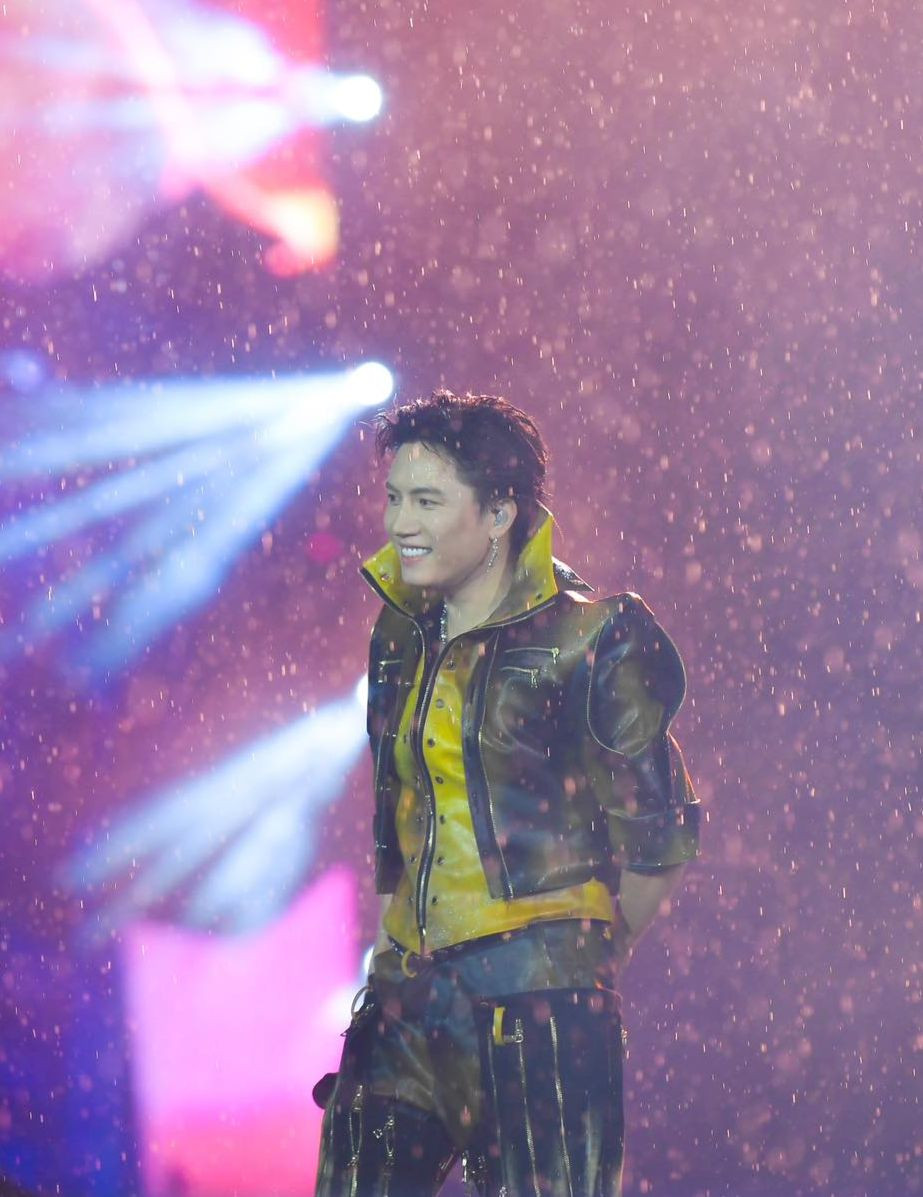 Tối 10/5, concert Anh trai say hi diễn ra tại sân vận động Mỹ Đình, Hà Nội trong điều kiện thời tiết không thuận lợi. Cơn mưa xuất hiện ngay từ đầu buổi diễn, khiến chương trình phải thích nghi nhanh chóng để đảm bảo tiến độ cũng như trải nghiệm của khán giả.