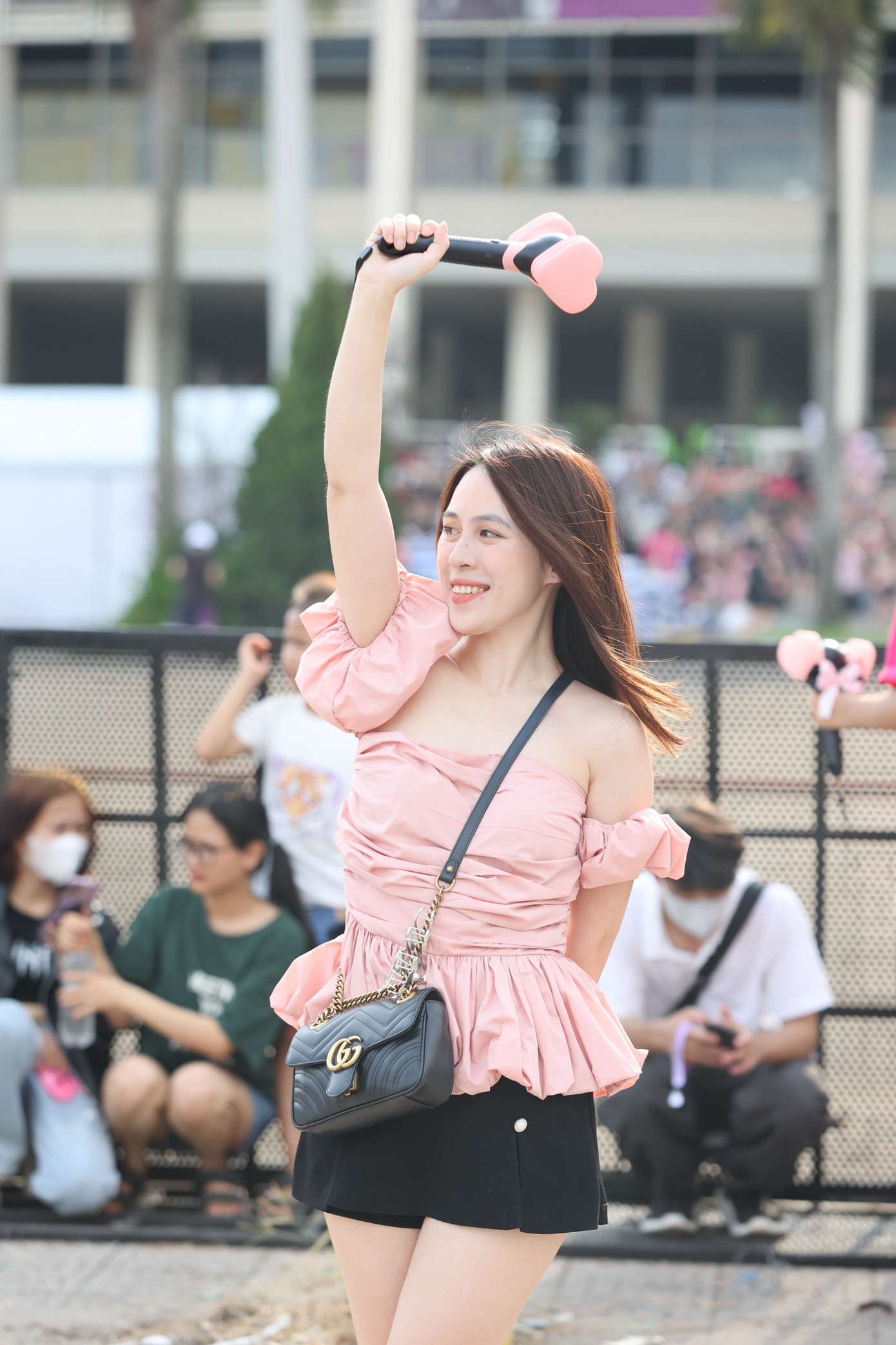 Hội chị em lên đồ xem show BlackPink ngày 29/7. Ảnh: Trọng Tài.