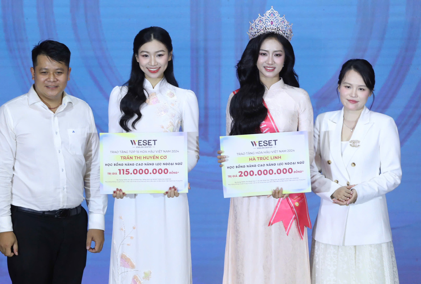 Khoảnh khắc Huyền Cơ và Hoa hậu Hà Trúc Linh nhận học bổng tiếng Anh sau những nỗ lực được nhà trường đánh giá là &quot;minh chứng cho bản lĩnh, phẩm chất của sinh viên UFM trong thời đại mới&quot;.