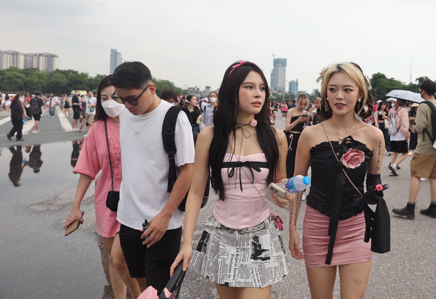 Nhiều khán giả trang điểm kỹ, ăn mặc phá cách, biến phía trước khu vực sân vận động Mỹ Đình giống như tuần lễ thời trang.