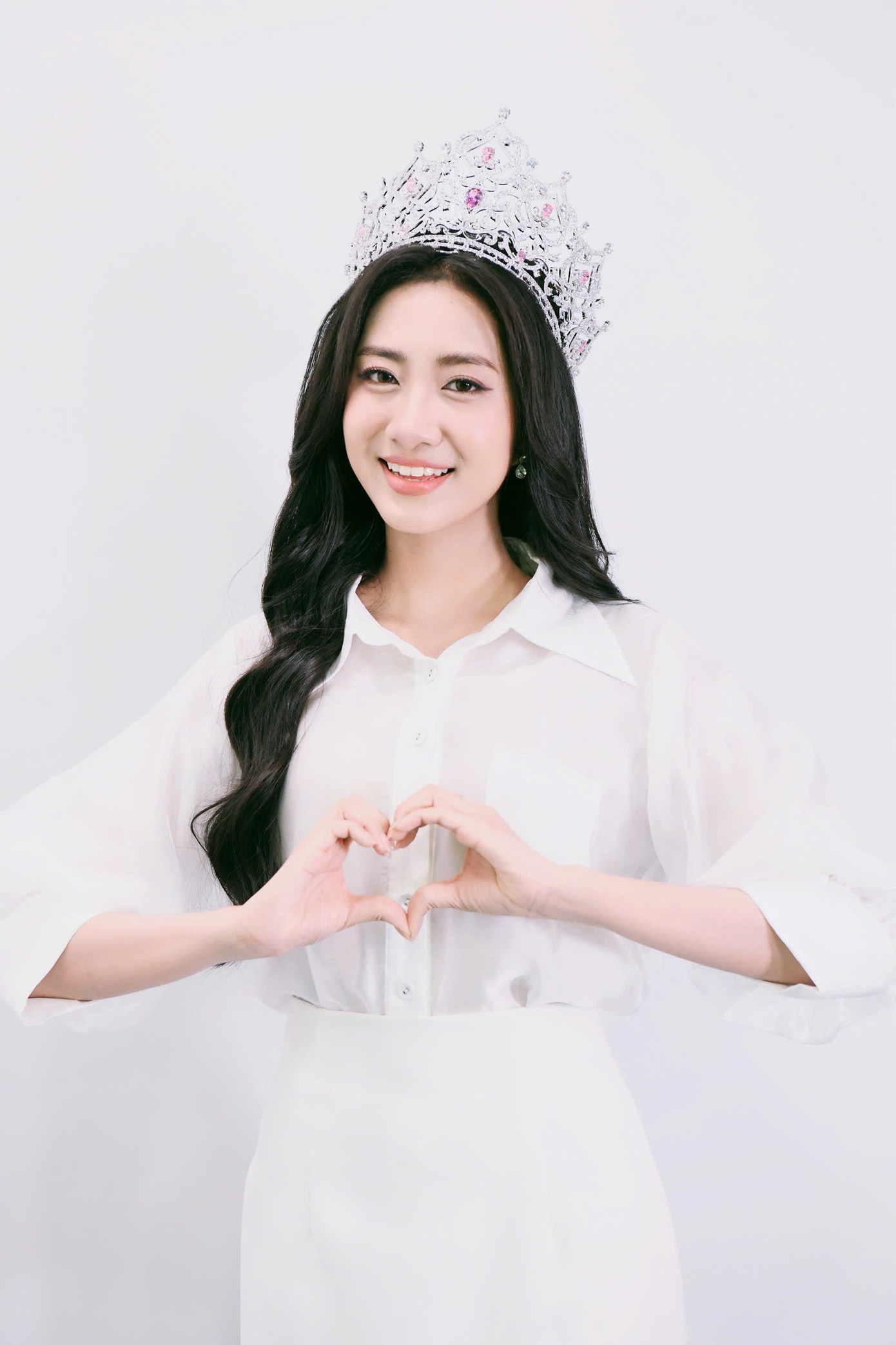 14h hôm nay, Hoa hậu Hà Trúc Linh cùng hai Á hậu cũng có buổi giao lưu, ra mắt truyền thông tại Hà Nội. Đây là buổi gặp gỡ báo chí đầu tiên của Top 3 tại Thủ đô sau 3 ngày đăng quang ở Huế.