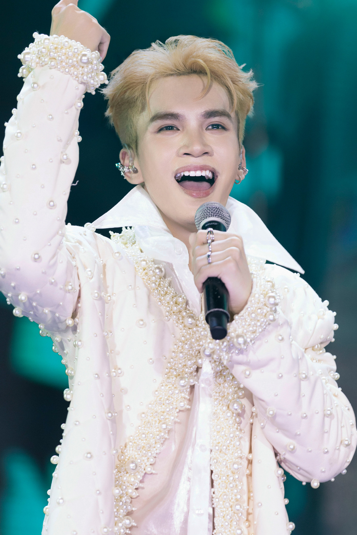 Tại concert tối 29/9, Ryan thể hiện ca khúc Tình yêu phi thường. Nam ca sĩ khuấy động sân khấu với ca khúc mang vũ điệu sôi động. Tại concert tối 29/9, Ryan thể hiện ca khúc Tình yêu phi thường. Nam ca sĩ khuấy động sân khấu với ca khúc mang vũ điệu sôi động.