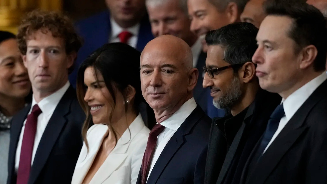 Tỷ phú Mark Zuckerberg, Lauren Sanchez, tỷ phú Jeff Bezos, Sundar Pichai và tỷ phú Elon Musk (từ trái sang) tại lễ nhậm chức của ông Trump hồi tháng 1 năm nay. Tỷ phú Mark Zuckerberg, Lauren Sanchez, tỷ phú Jeff Bezos, Sundar Pichai và tỷ phú Elon Musk (từ trái sang) tại lễ nhậm chức của ông Trump hồi tháng 1 năm nay.