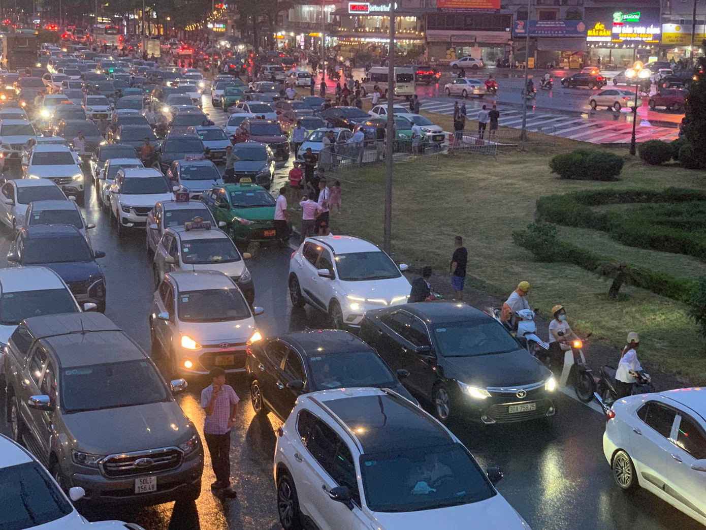 Trọng Hải, người xuống xe đợi giao thông ổn định, cho biết anh chỉ di chuyển được 200 m trong vòng một giờ đồng hồ. &quot;Tôi quyết định tắt máy xuống ven đường ngồi nghỉ bởi tình trạng tắc đường có thể kéo dài hàng tiếng đồng hồ&quot;, Trọng Hải chia sẻ với Tiền Phong.