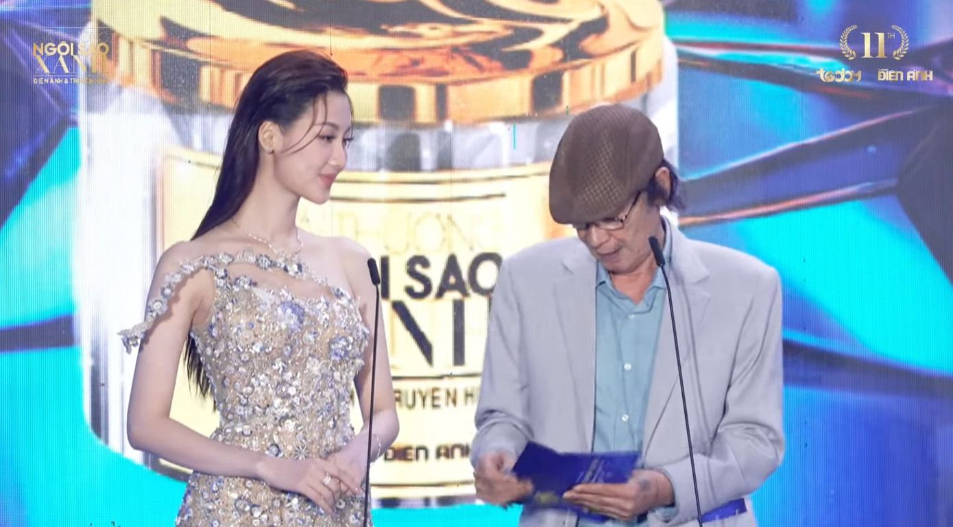 Hoa hậu Quế Anh và NSND Đào Bá Sơn đảm nhận vai trò công bố giải thưởng Đạo diễn truyền hình/điện ảnh xuất sắc.