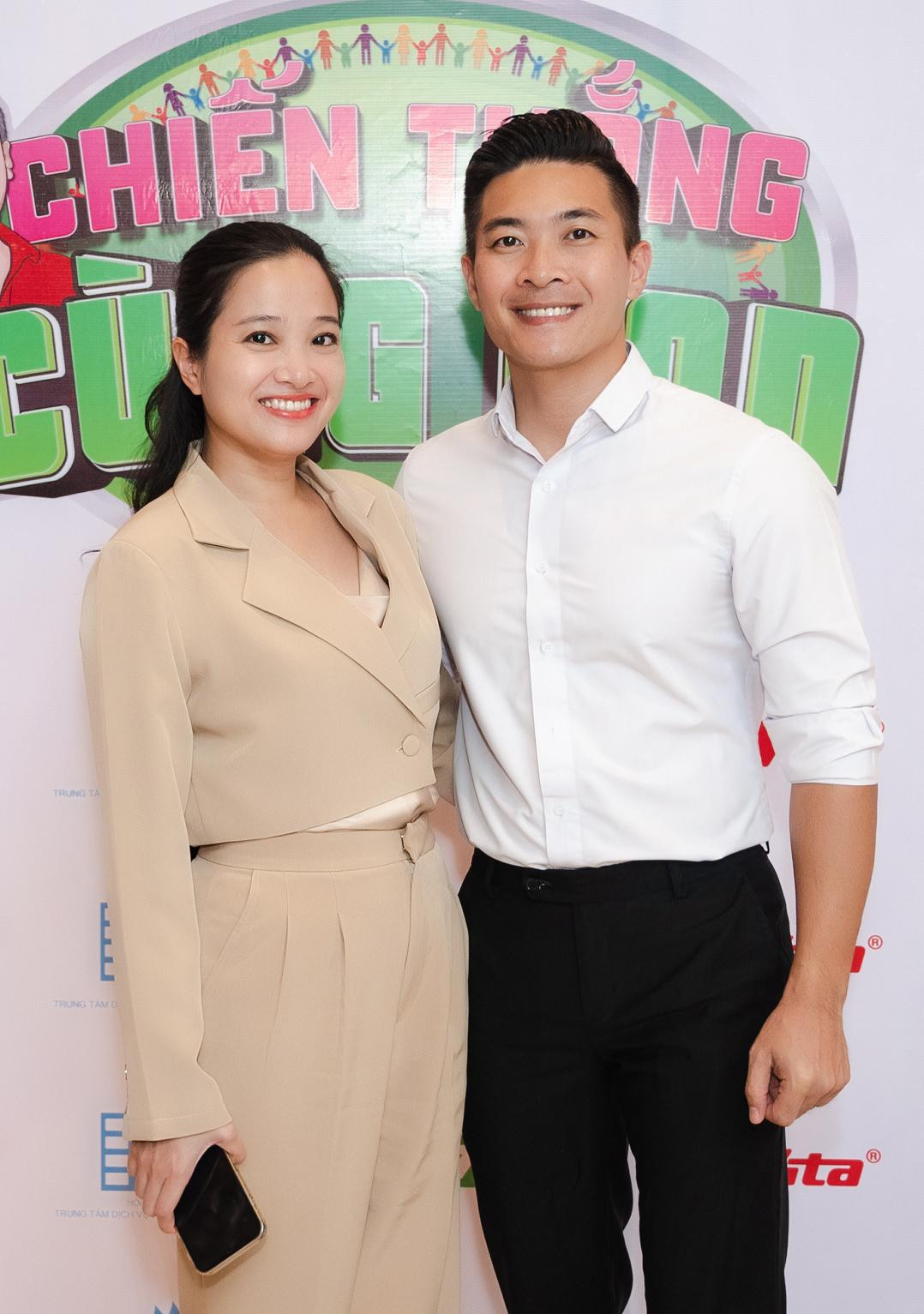 Vợ chồng nghệ sĩ Quốc Cơ cùng diễn viên Lê Lộc tại sự kiện. Ảnh: BTC.