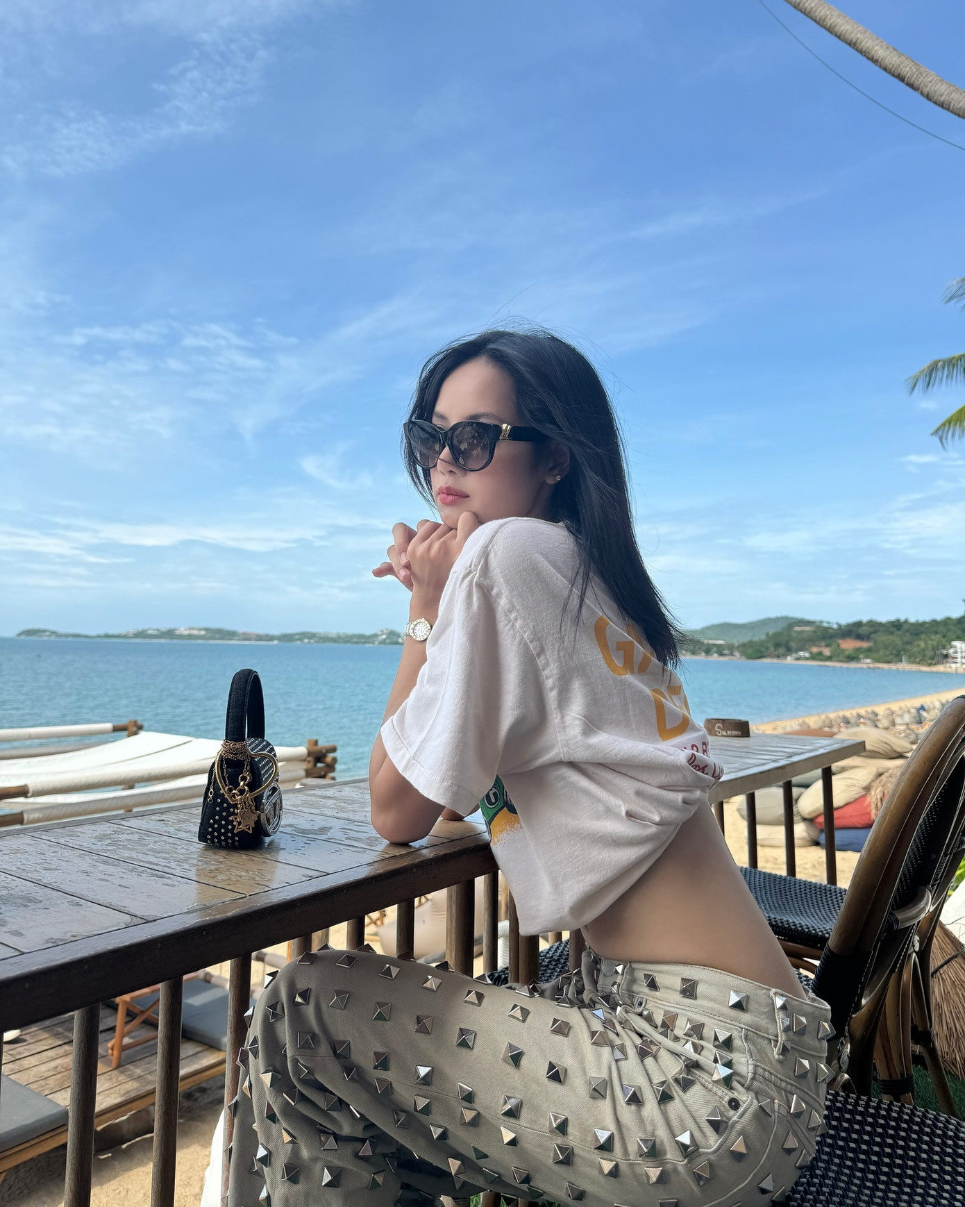 Quần đinh tán trở lại thành trào lưu nhờ màn "lăng-xê" của idol sinh năm 1997.