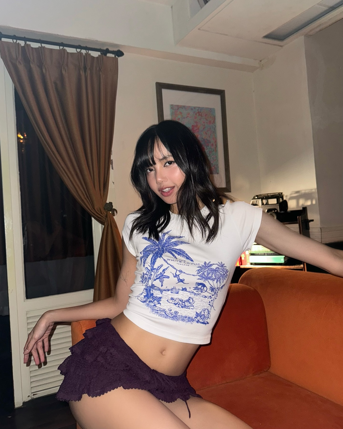 Nhiều người học theo phong cách Y2K với babytee và chân váy ngắn cũn cỡn của Lisa. Phong cách táo bạo khiến thành viên BlackPink nhận khen chê trái chiều.