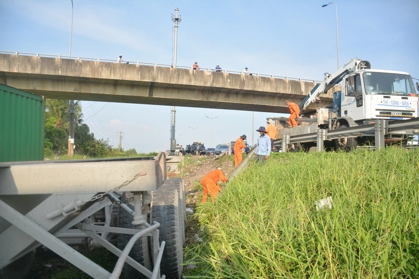 Lực lượng cứu hộ có mặt tại hiện trường để hỗ trợ giúp xe đầu kéo gặp nạn. Ảnh: HD.