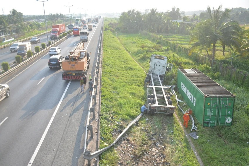 Hiện trường xe đầu kéo gặp nạn. Ảnh: HD .