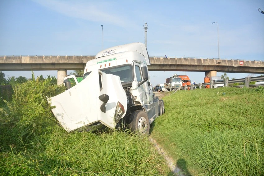 Xe đầu kéo bị hư hỏng nặng sau vụ tai nạn. Ảnh: HD.