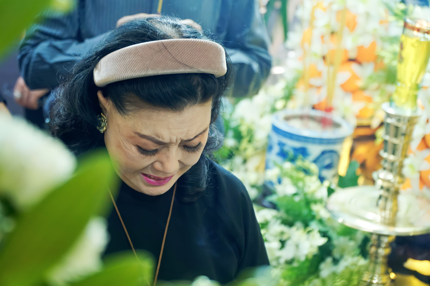 Kỳ nữ Kim Cương khóc nhiều khi đứng trước linh cữu của NSƯT Vũ Linh. Khi vở kịch nói Lá sầu riêng của bà chuyển thể thành cải lương, NSƯT Vũ Linh thể hiện xuất sắc hai vai diễn Sang (con gái của Diệu) và sau này là thầy giáo Hùng (người tình của cô Diệu bạc phận). Ảnh: Phạm Thành Trung. Kỳ nữ Kim Cương khóc nhiều khi đứng trước linh cữu của NSƯT Vũ Linh. Khi vở kịch nói Lá sầu riêng của bà chuyển thể thành cải lương, NSƯT Vũ Linh thể hiện xuất sắc hai vai diễn Sang (con gái của Diệu) và sau này là thầy giáo Hùng (người tình của cô Diệu bạc phận). Ảnh: Phạm Thành Trung.