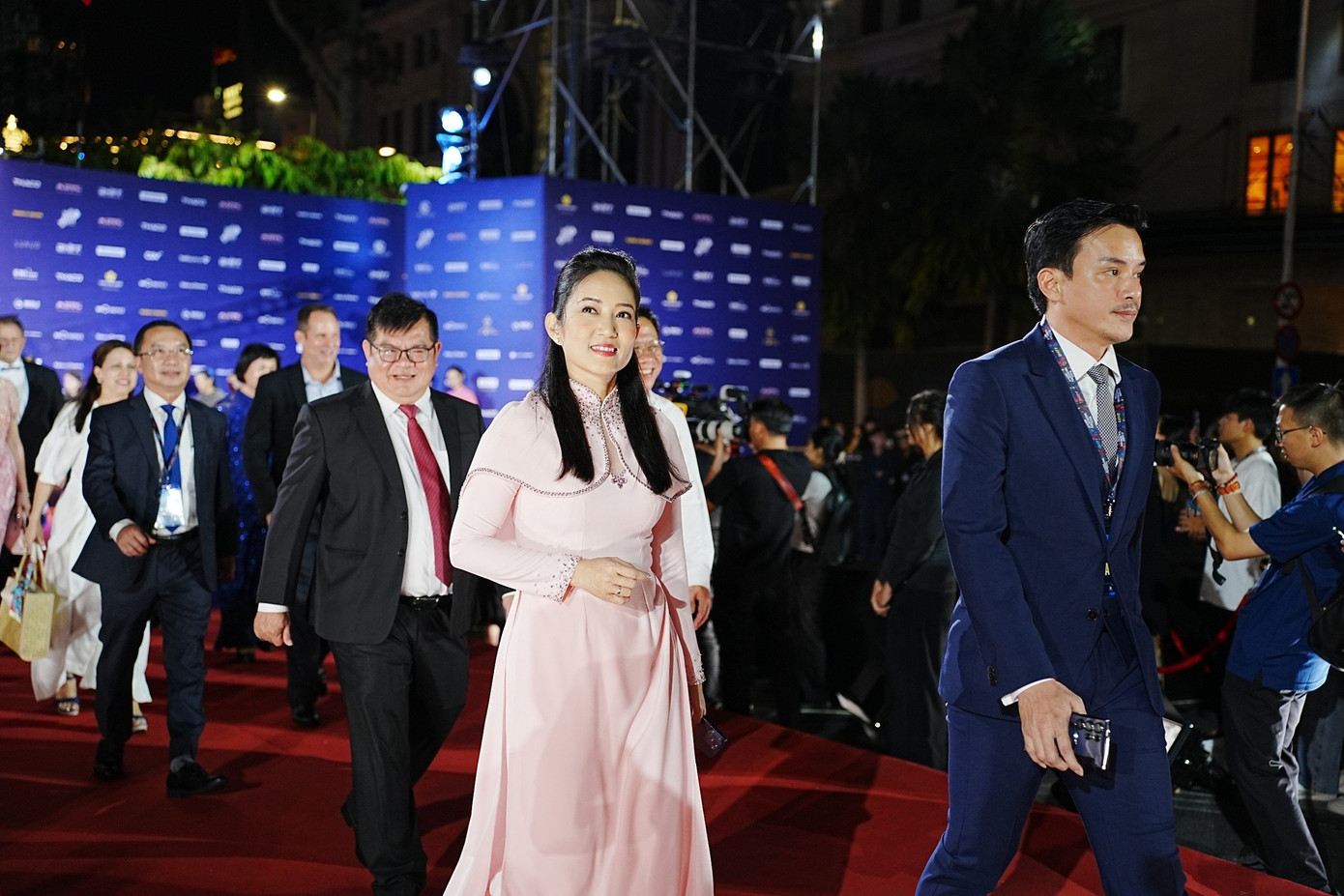 NSƯT Thanh Thúy chọn áo dài đến chương trình do TPHCM thực hiện. Phó giám đốc Sở Văn hóa và Thể thao TPHCM giữ vai trò chỉ đạo nghệ thuật tại HIFF 2024. Ngoài việc vinh danh phim nghệ thuật, đây được xem là sự kiện trọng điểm của TPHCM trong năm, mục đích kêu gọi thu hút đầu tư vào lĩnh vực điện ảnh. NSƯT Thanh Thúy chọn áo dài đến chương trình do TPHCM thực hiện. Phó giám đốc Sở Văn hóa và Thể thao TPHCM giữ vai trò chỉ đạo nghệ thuật tại HIFF 2024. Ngoài việc vinh danh phim nghệ thuật, đây được xem là sự kiện trọng điểm của TPHCM trong năm, mục đích kêu gọi thu hút đầu tư vào lĩnh vực điện ảnh.