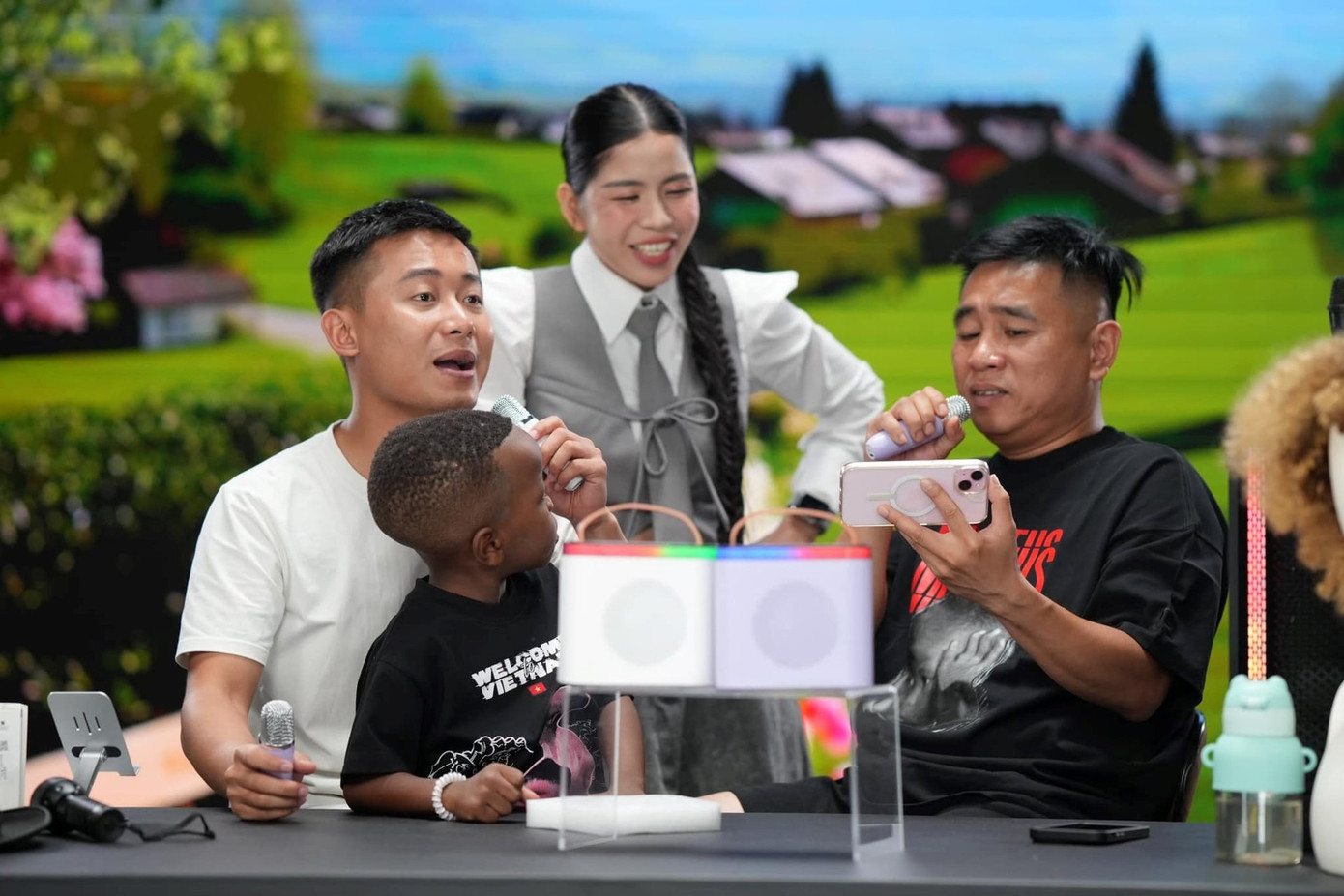 Quang Linh Vlogs từng là biểu tượng của người Việt Nam tử tế tại châu Phi trước khi về nước hợp tác làm ăn cùng Hằng Du Mục. Quang Linh Vlogs từng là biểu tượng của người Việt Nam tử tế tại châu Phi trước khi về nước hợp tác làm ăn cùng Hằng Du Mục.