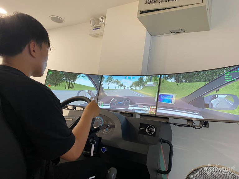 Học viên ngồi học lái xe trên cabin điện tử tại TPHCM.