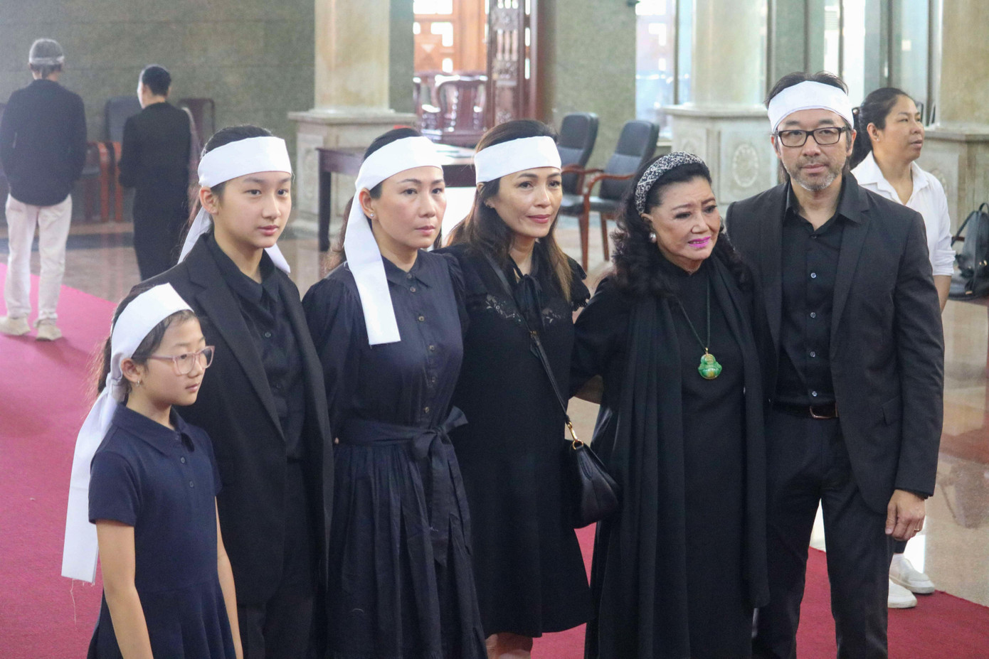 NSND Kim Cương chụp ảnh cùng con, cháu của cố minh tinh Thẩm Thúy Hằng. Theo lời kỳ nữ làng kịch, suốt 50 năm quen biết, từng có thời hai người giận và không nhìn mặt nhau. Nhưng dần dần, họ dành thời gian tìm hiểu và chị em gắn bó nhiều hơn.