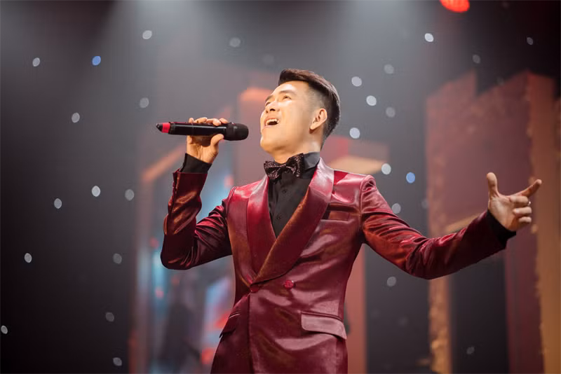 Hồ Trung Dũng, Bảo Trâm Idol và Chillies biểu diễn tại đêm nhạc có nhiều nghệ sĩ Nhật.