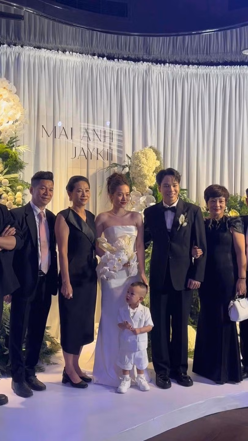 Theo quy định của cô dâu và chú rể, toàn bộ khách mời đều mặc trang phục đen dự lễ cưới, từ gia đình đến người thân. Cô dâu Mai Anh nổi bật với đầu đội mấn, váy cưới cúp ngực, trang điểm rạng rỡ khoe vai trần.