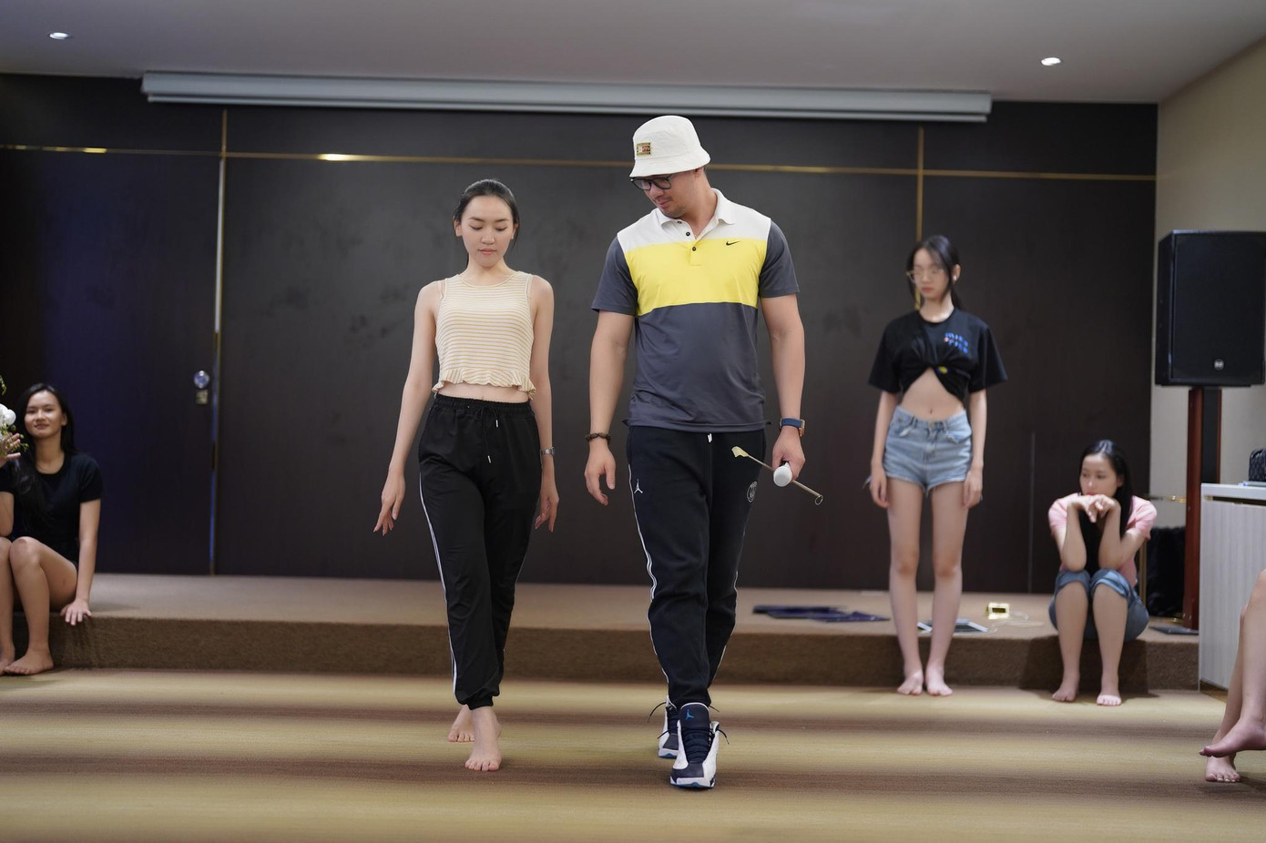 Tại buổi tập, huấn luyện viên yêu cầu thí sinh Hoa hậu Việt Nam cởi giày, đi chân đất. Theo lời HLV Kelvin Cao, việc đứng, đi vững bằng mười đầu ngón chân giúp các cô gái thuần thục trên giày cao gót, mọi địa hình sân khấu.