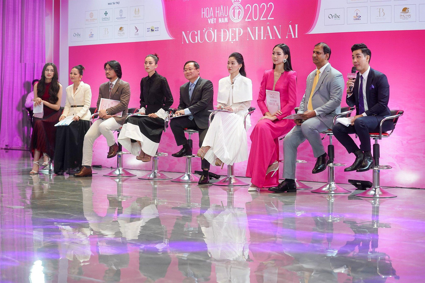 Buổi ghi hình vòng thi Người đẹp Nhân ái của cuộc thi Hoa hậu Việt Nam 2022 diễn ra ngày 2/12, ngay sau họp báo chung kết toàn quốc. Ban giám khảo phần thi là Nhà báo Lê Xuân Sơn, Thạc sĩ Phạm Kim Dung, Hoa hậu Tiểu Vy, Hoa hậu Bảo Ngọc, ông ông Robert Menzies Francis. Đỗ Thị Hà đồng hành cùng Nguyên Khang trong vai trò MC.