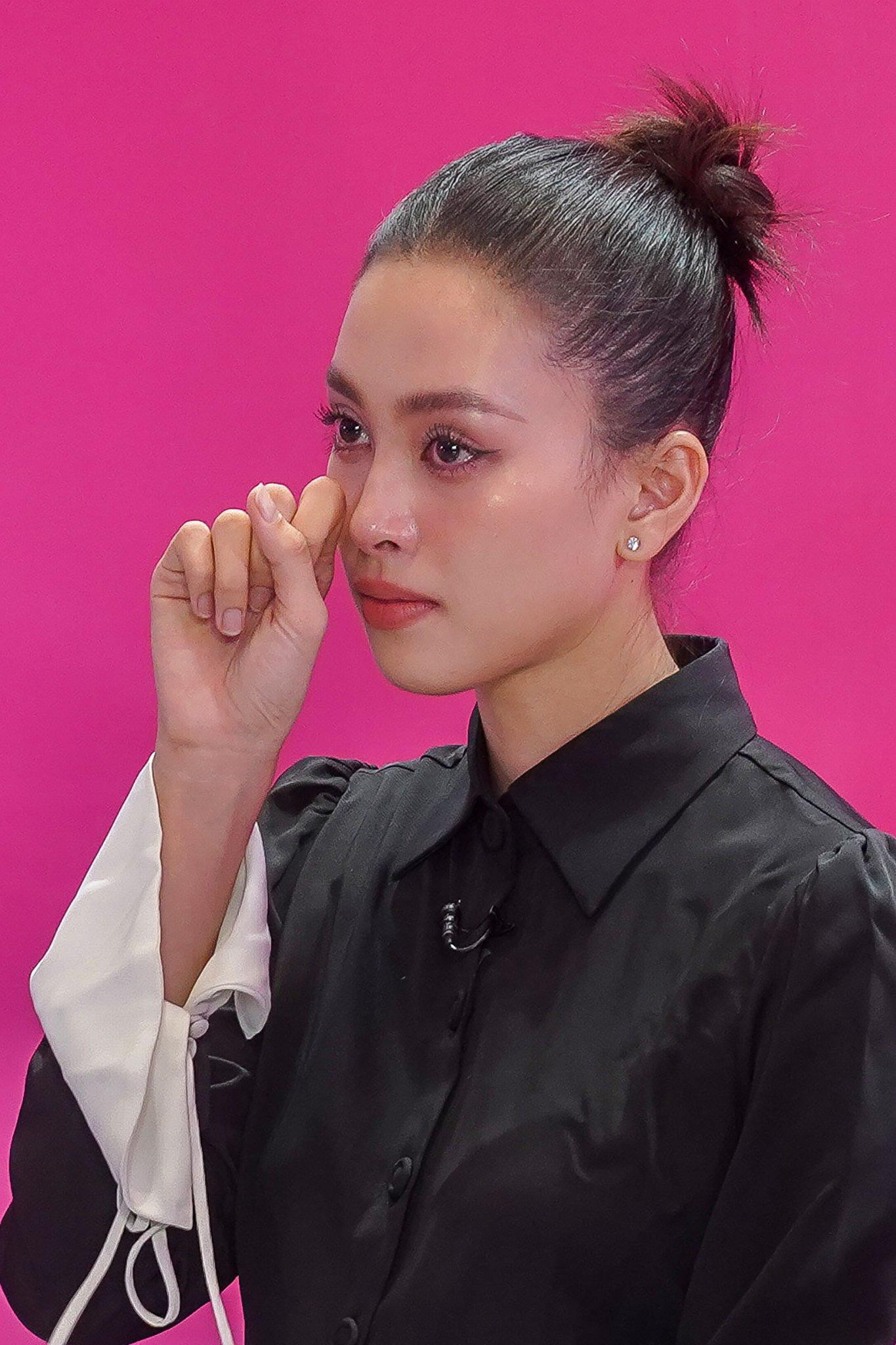 Khi lắng nghe Ngọc Mai và Đinh Khánh Hòa nói về dự án hỗ trợ Quán trọ Trăng Khuyết, Hoa hậu Tiểu Vy không cầm được nước mắt vì xúc động. Tổ chức từ thiện này nơi hỗ trợ ăn ở cho người già neo đơn bệnh tật, không nơi nương tựa. Đúng với tên gọi, những cụ già nơi đây được phát thẻ cư trú. Giống như &quot;lữ khách&quot; ghé lại quán trọ, việc ở cố định hay không đều tùy thuộc vào quyết định của các cụ.