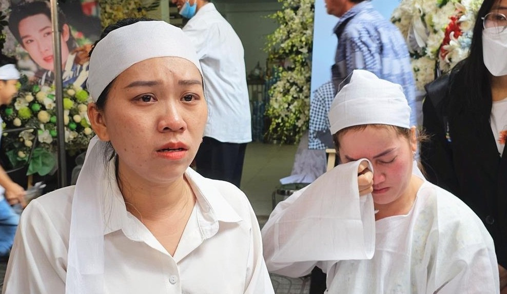 Cháu gái, chị gái và con gái (bên phải) tranh chấp tài sản nghệ sĩ Vũ Linh để lại sau khi qua đời. Cháu gái, chị gái và con gái (bên phải) tranh chấp tài sản nghệ sĩ Vũ Linh để lại sau khi qua đời.