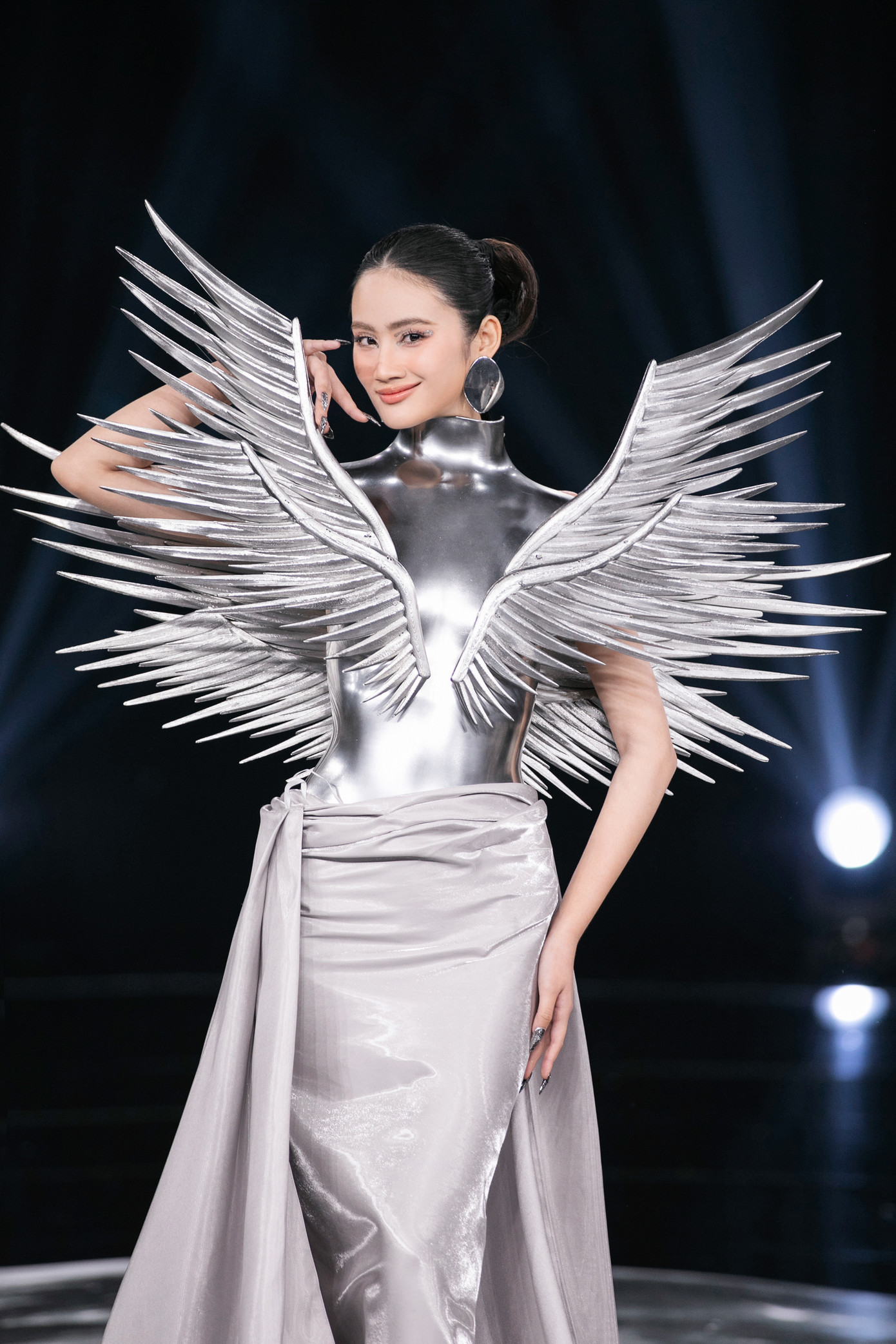 Hoa hậu Ý Nhi nhận nhiều ý kiến với thiết kế áo giáp kim loại bó sát. Phần cánh cách điệu cầu kỳ là điểm nhấn trong thiết kế của Miss World Vietnam 2023. Hoa hậu Ý Nhi nhận nhiều ý kiến với thiết kế áo giáp kim loại bó sát. Phần cánh cách điệu cầu kỳ là điểm nhấn trong thiết kế của Miss World Vietnam 2023.