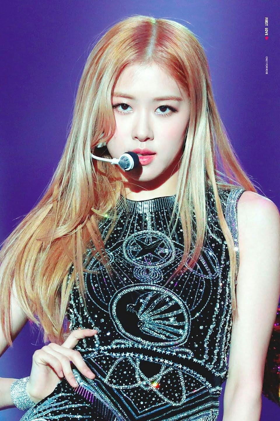 9. Rosé: Từ cô gái đứng nhất trong buổi thử giọng của YG tại Australia, Rosé giờ đây là thành viên, giọng ca chính của nhóm nhạc nổi tiếng nhất thế giới. Ngoài tài năng âm nhạc, Rosé được yêu mến nhờ chiều fan. Tại mỗi điểm diễn, gần đây là Việt Nam, cô chịu khó học tiếng Việt, tương tác với người hâm mộ bằng nhiều câu hỏi thăm.