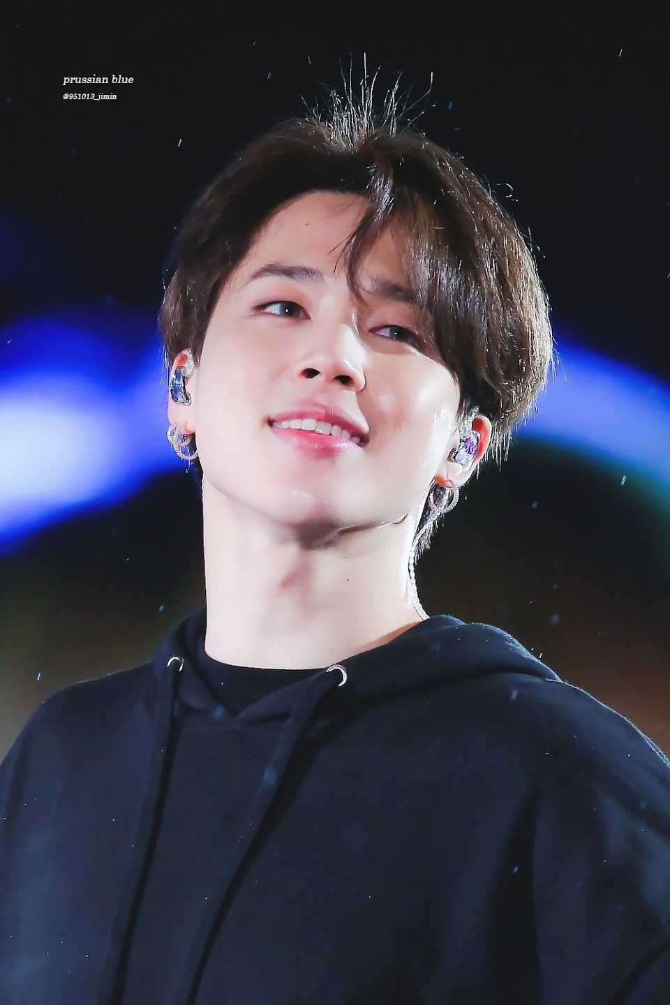 4. Jimin: Dancer và giọng ca chính của BTS từ lâu được người hâm mộ quốc tế khen ngợi tài năng âm nhạc, vũ đạo chuẩn. Nam idol từng là thủ khoa đầu vào môn nhảy hiện đại trường Trung học Nghệ thuật Busan. Ngoài việc được nhận định là một trong những nghệ sĩ biểu diễn xuất sắc cùng thời tại Kpop, Jimin còn được chú ý nhờ tính cách thân thiện với người hâm mộ.