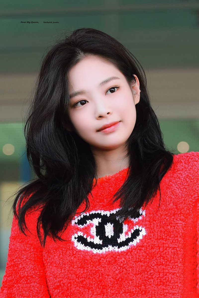 7. Jennie: Rapper của BlackPink là thành viên đầu tiên của nhóm phát hành sản phẩm solo và đạt được thành công. Tên tuổi của Jennie vươn tầm quốc tế, bùng nổ trong năm qua nhờ tham gia bộ phim The Idol. Cô còn là đại sứ của hai thương hiệu xa xỉ Chanel và Calvin Klein, được phong là &quot;nữ hoàng cháy hàng&quot; vì mặc trang phục nào là sold-out đến đó.