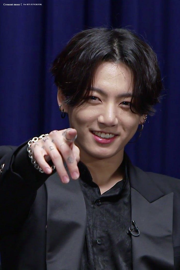 2. Jungkook: Em út BTS đảm nhận nhiều vai trò như hát chính, vũ công chính, rapper phụ và center của nhóm. Vì vậy anh được báo chí Hàn gọi là &quot;em út vàng&quot; của làng Kpop. Giai thoại nhận được lời mời từ tám công ty giải trí trên đường về nhà sau buổi thử giọng năm học cấp hai của Jungkook đến giờ vẫn còn được nhắc đến.