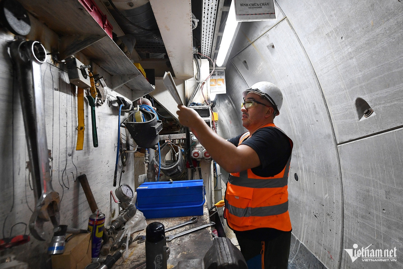 Anh Camelo, một chuyên gia kỹ thuật người Colombia từng có nhiều năm kinh nghiệm trong thi công hầm ngầm cho biết rất vui khi được tham gia làm việc tại một công trình lớn của Hà Nội. Nhà thầu chính thực hiện gói thầu CP03 của dự án là Liên danh Hyundai & Ghella (HGU). Nhà thầu phụ vận hành việc khoan hầm bằng TBM là công ty Cổ phần FECON.