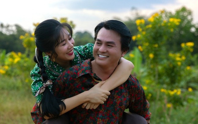 Sáng đèn tung poster mới, thông báo trở lại rạp.