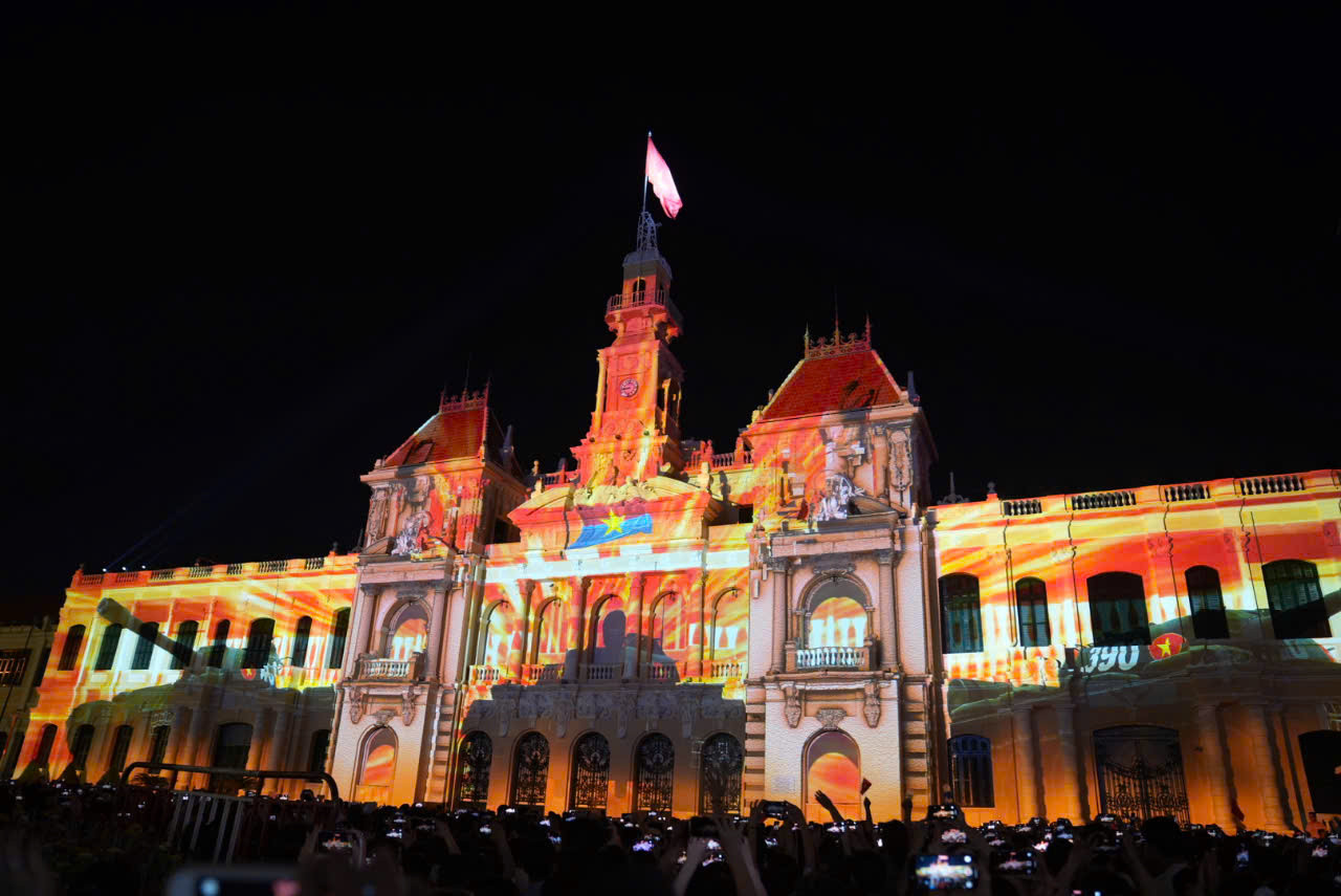 Nhiều hoạt cảnh lịch sử chiếu trên mặt tiền UBND TP.HCM. Phân cảnh rực rỡ thể hiện truyền thống yêu nước, đấu tranh giải phóng dân tộc, kết hợp với hình ảnh hiện đại thể hiện tinh thần tự hào và khát vọng phát triển.