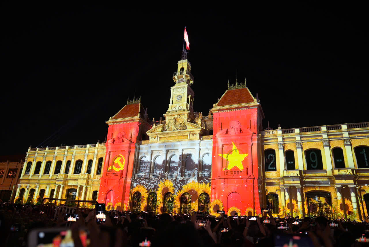 Màn trình diễn mapping 3D có sự tham gia của đoàn nghệ thuật từ Pháp, Bỉ, Singapore. Việt Nam đảm nhiệm màn trình diễn chính, tái hiện hành trình dựng nước, giữ nước từ thời Hùng Vương đến thời đại Hồ Chí Minh.