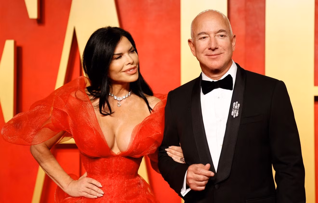 Jeff Bezos hiện sở hữu khối tài sản 194 tỷ USD. Ông đã từ chức giám đốc điều hành để trở thành chủ tịch điều hành Amazon năm 2021, với cổ phần khoảng 10%. Hiện, ông là chủ sở hữu The Washington Post, công ty hàng không vũ trụ đang phát triển tên lửa Blue Origin. Người đàn ông nhiều lần đứng đầu bảng người giàu nhất thế giới đang muốn nhắm đến từ thiện. Trong cuộc phỏng vấn với CNN hồi tháng 11/2022, Bezos nói ông có kế hoạch cho đi phần lớn tài sản.