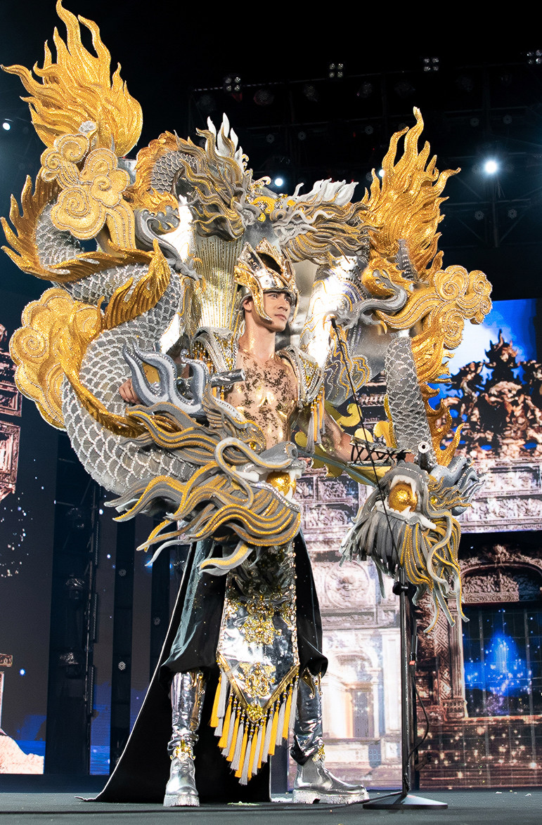 Đại diện Việt Nam là Phạm Tuấn Ngọc diện thiết kế Thạch Long họa khắc của NTK Ngô Hải Đăng, dưới sự tư vấn, hỗ trợ của NTK Đặng Trọng Minh Châu. Bộ trang phục nặng đến 25 kg, thiết kế đồ sộ giúp đại diện Việt Nam trình diễn ấn tượng. Danh sách đầy đủ top 20 National Costume gồm đại diện Colombia, Jamaica, Mexico, Nicaragua, Puerto Rico, Venezuela, CZech Republic, Ireland, Italy, Netherland, Poland, Angola, Kenya, Sierra Leone, South Africa, South Sudan, Indonesia, Philippines, Sri Lanka và Việt Nam.