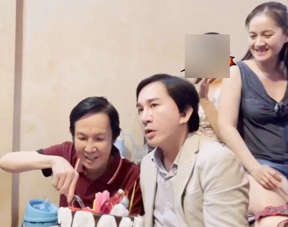 NSƯT Kim Tử Long bên cạnh cố nghệ sĩ Vũ Linh và Hồng Loan. NSƯT Kim Tử Long bên cạnh cố nghệ sĩ Vũ Linh và Hồng Loan.