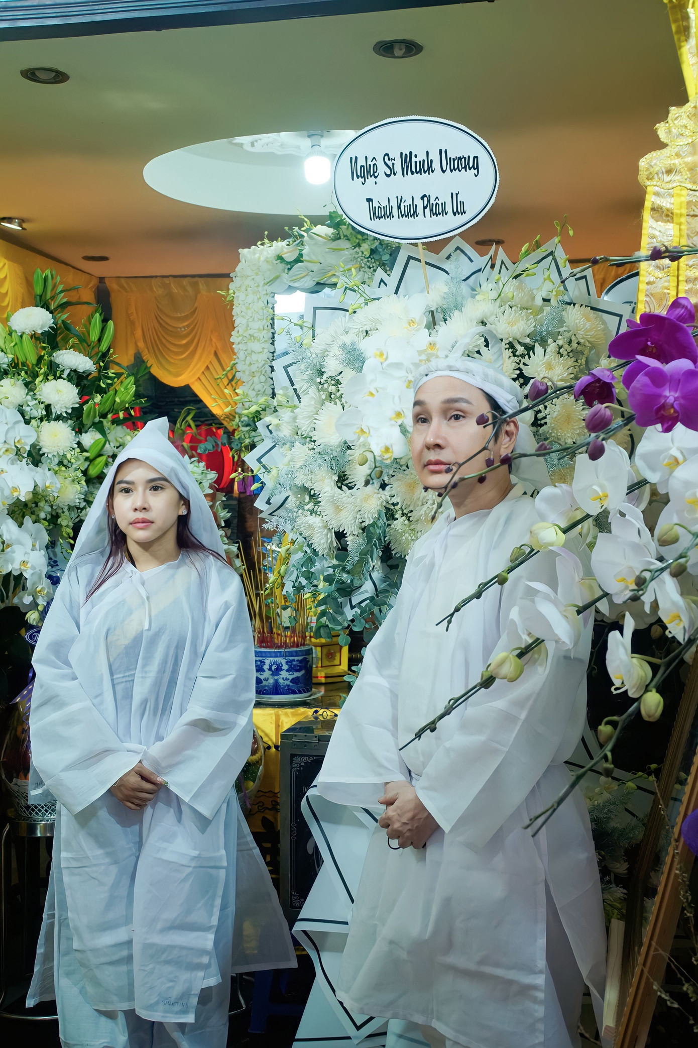 NSƯT Vũ Luân và nghệ sĩ Bình Tinh túc trực tại tang lễ NSƯT Vũ Linh. NSƯT Vũ Luân và nghệ sĩ Bình Tinh túc trực tại tang lễ NSƯT Vũ Linh.