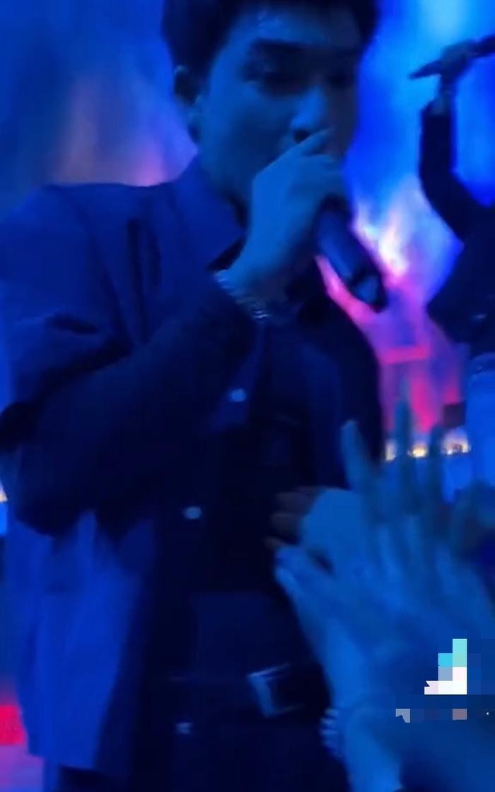 Wren Evans (bên trái) và HIEUTHUHAI bị động chạm khi đi biểu diễn. Wren Evans (bên trái) và HIEUTHUHAI bị động chạm khi đi biểu diễn.