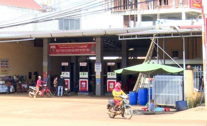 Người dân quay trở lại với cuộc sống thường nhật sau sự việc nhóm đối tượng dùng súng, dao tấn công trụ sở UBND xã Ea Tiêu và Ea Ktur, huyện Cư Kuin, tỉnh Đắk Lắk. Ảnh: Quang Thái/TTXVN.