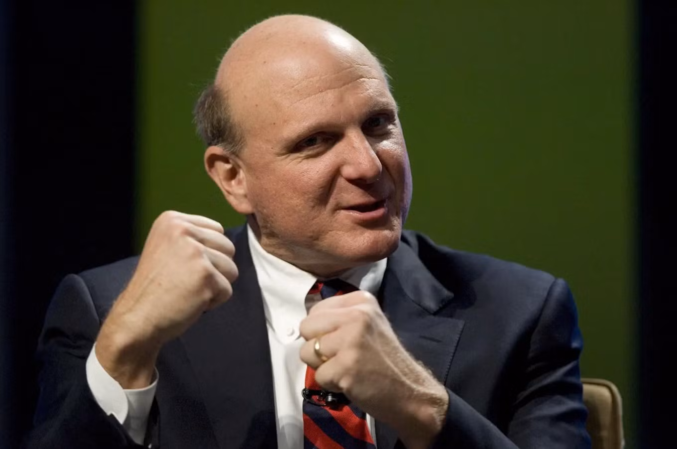 Steve Ballmer là cựu CEO của Microsoft, lãnh đạo công ty từ 2000-2014. Sau khi từ chức ở công ty công nghệ, ông mua đội bóng Angeles Clippers của NBA với giá 2 tỷ USD. Hiện, khối tài sản của ông là 121 tỷ USD. Ông cũng là một trong những tỷ phú chăm làm từ thiện, đã đầu tư hơn 2 tỷ USD vào quỹ do nhà tài trợ tư vấn, tập trung vào khả năng di chuyển kinh tế. Đến nay, ông đã cho đi gần 3,5 tỷ USD. Năm 2022, vợ chồng Baller quyên góp khoảng 425 triệu USD cho Đại học Oregon để thành lập viện nghiên cứu về sức khỏe tinh thần và hành vi của trẻ em trong bang.